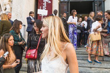 Milano Moda Haftası sırasında moda insanlar