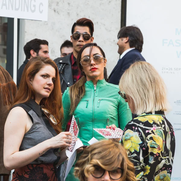 Milano Moda Haftası sırasında moda insanlar — Stok fotoğraf