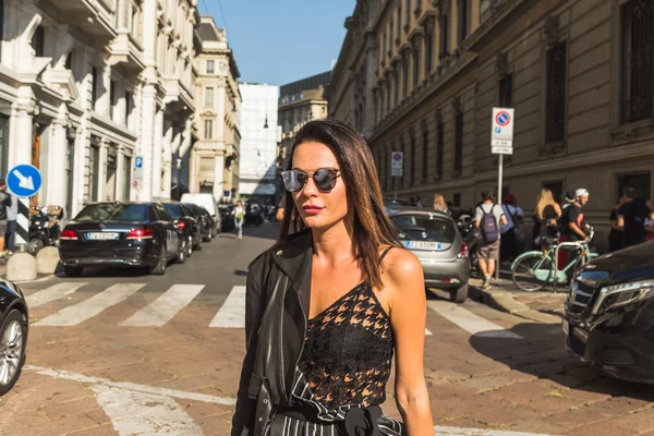 Mujer de moda durante la Semana de la Moda de Milán — Foto de Stock