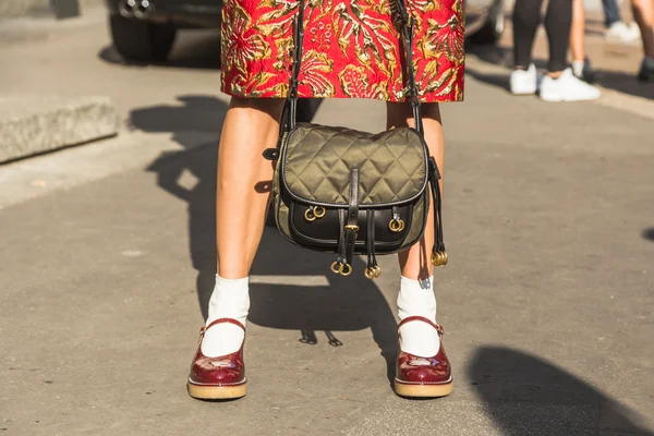 Detalhe de saco e sapatos durante a Milan Fashion Week — Fotografia de Stock