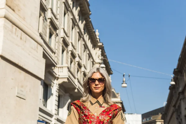 Mulher na moda durante a semana de moda de Milão — Fotografia de Stock