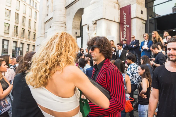 Des gens à la mode pendant la Fashion Week de Milan — Photo