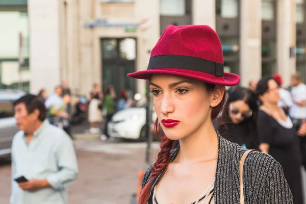 Milano Moda Haftası sırasında moda kadın — Stok fotoğraf