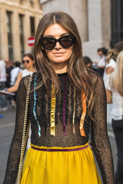 Donna alla moda durante la settimana della moda di Milano — Foto Stock