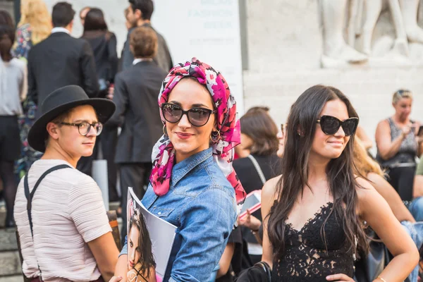 Pessoas na moda durante a Milan Fashion Week — Fotografia de Stock