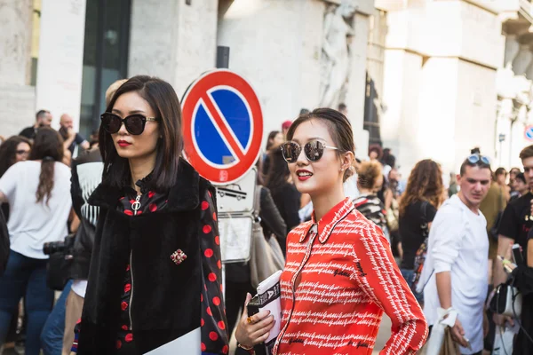 Persone alla moda durante la Settimana della Moda di Milano — Foto Stock
