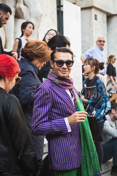 Модный мужчина на Неделе Моды в Милане — стоковое фото