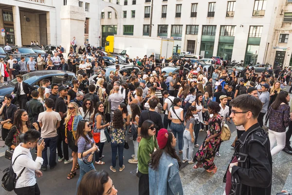 Multidão durante a Milan Fashion Week — Fotografia de Stock