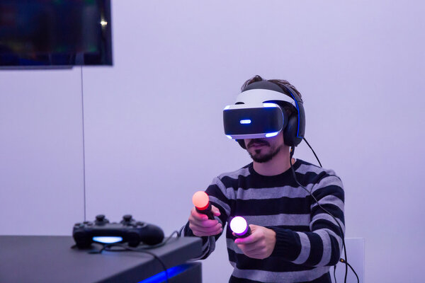 Гарнитура виртуальной реальности на Неделе игр в Милане 2016
