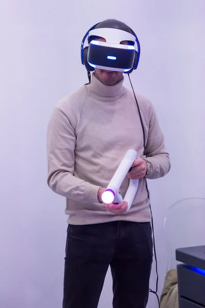 Auricular de realidad virtual en la Milan Games Week 2016 — Foto de Stock