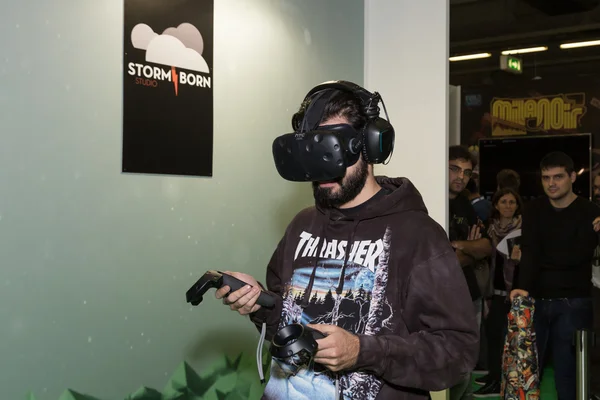 Гарнитура виртуальной реальности на Неделе игр в Милане 2016 — стоковое фото
