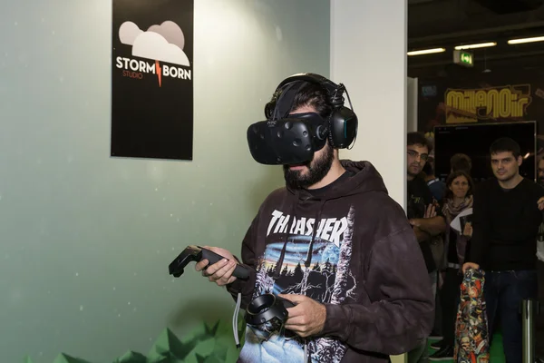 Auricular de realidad virtual en la Milan Games Week 2016 — Foto de Stock