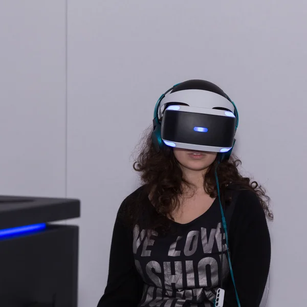 Auricular de realidad virtual en la Milan Games Week 2016 —  Fotos de Stock