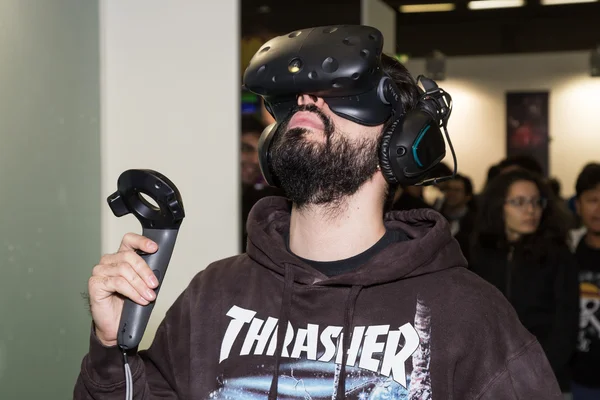 Cuffia realtà virtuale alla Milano Games Week 2016 — Foto Stock