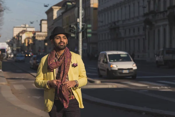 Indiano bonito homem posando em um contexto urbano — Fotografia de Stock