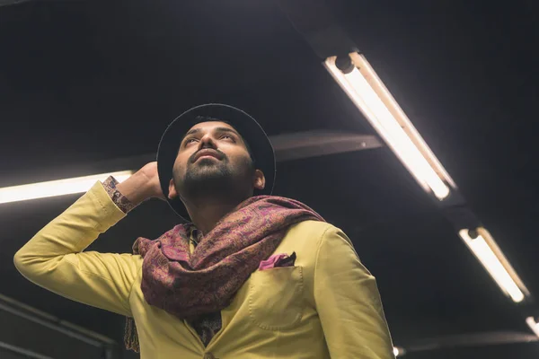 Indian handsome man posing in an urban context — Stock Photo, Image