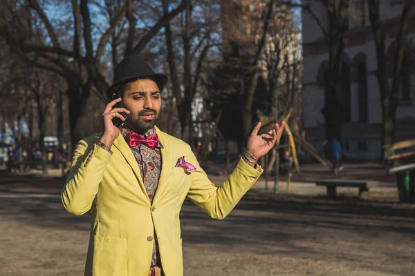 Indien beau homme parlant au téléphone — Photo