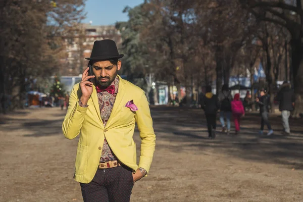 印度英俊的男人，谈电话 — 图库照片