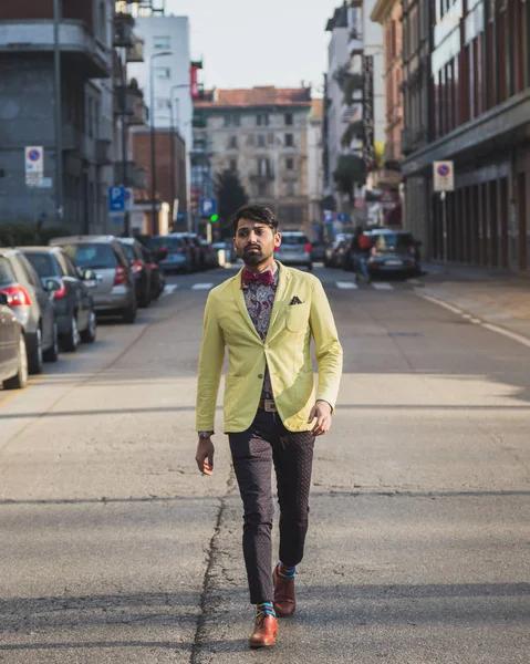 Indischer gutaussehender Mann, der in einem städtischen Kontext geht — Stockfoto