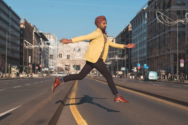 Indian handsome man jumping in an urban context — Stock Photo, Image