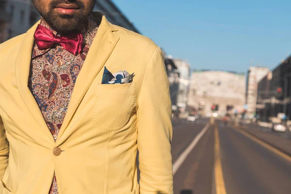 Detalle de un hombre guapo indio posando en un contexto urbano — Foto de Stock