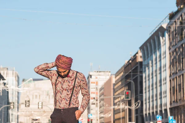 Indiase knappe man poseren in een stedelijke context — Stockfoto