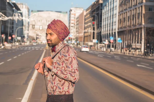 Indiano bello uomo in posa in un contesto urbano — Foto Stock