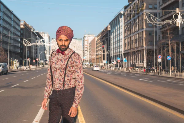 Indischer schöner Mann posiert im urbanen Kontext — Stockfoto