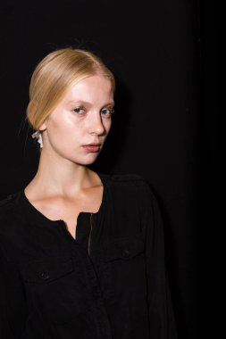 Muhteşem model backstage içinde poz