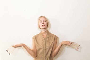 Muhteşem model backstage içinde poz