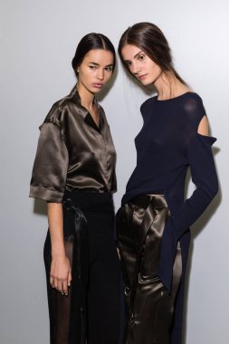 Mükemmel modele backstage içinde poz