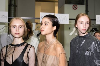 Mükemmel modele backstage içinde poz