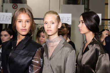 Mükemmel modele backstage içinde poz