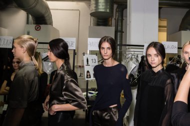 Mükemmel modele backstage içinde poz