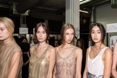 Mükemmel modele backstage içinde poz