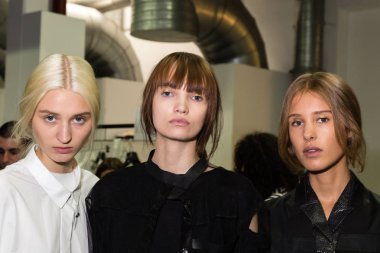 Mükemmel modele backstage içinde poz