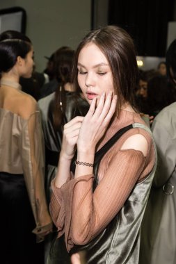 Muhteşem model backstage içinde poz