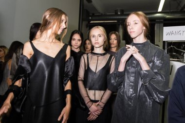 Mükemmel modele backstage içinde poz