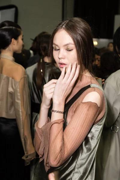 Muhteşem model backstage içinde poz