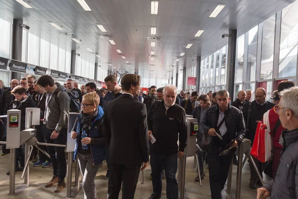 Osoby odwiedzające Eicma 2016 w Mediolan, Włochy — Zdjęcie stockowe