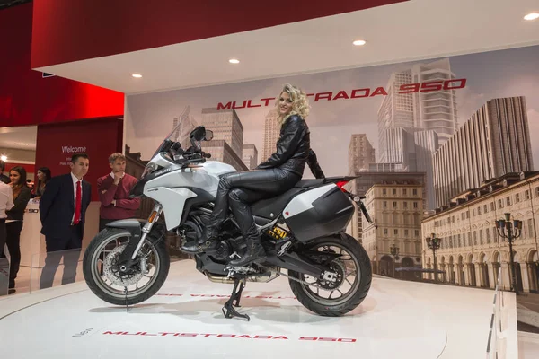 イタリア、ミラノの Eicma 2016 でポーズをとるモデルします。 — ストック写真