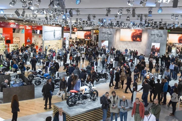 Personer som besöker Eicma 2016 i Milano, Italien — Stockfoto