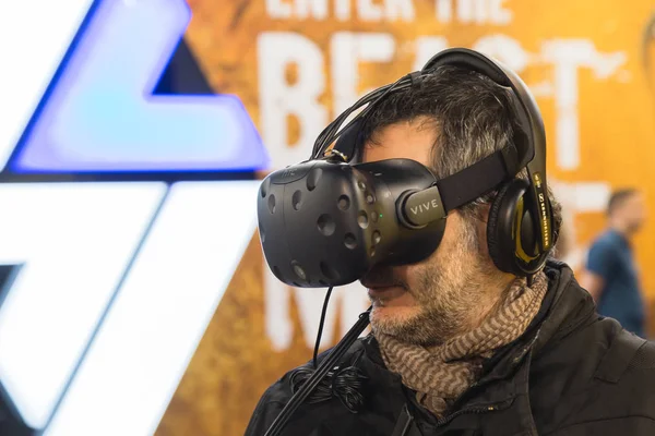 Ο άνθρωπος προσπαθεί σετ κεφαλής εικονικής πραγματικότητας στην Eicma 2016 — Φωτογραφία Αρχείου
