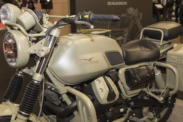 Moto Guzzi motosiklet Eicma 2016 yılında Milan, Itally ekranda — Stok fotoğraf