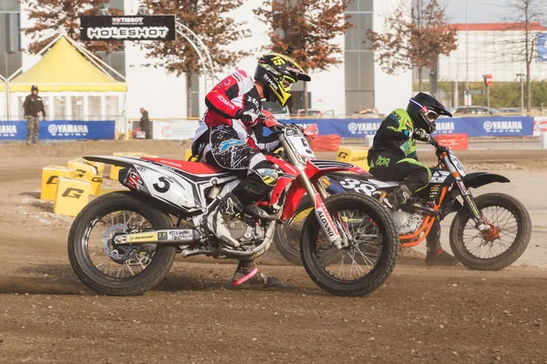 Pilotos de Motocross en la EICMA 2016 en Milán, Italia — Foto de Stock