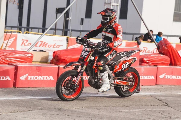 Pilotos de Motocross en la EICMA 2016 en Milán, Italia — Foto de Stock