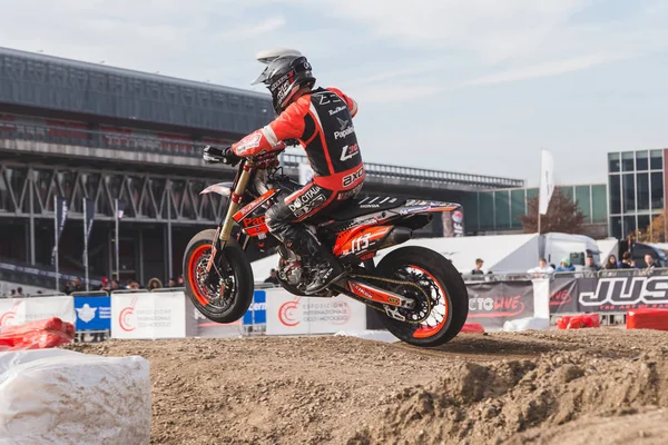 Pilotos de Motocross en la EICMA 2016 en Milán, Italia — Foto de Stock