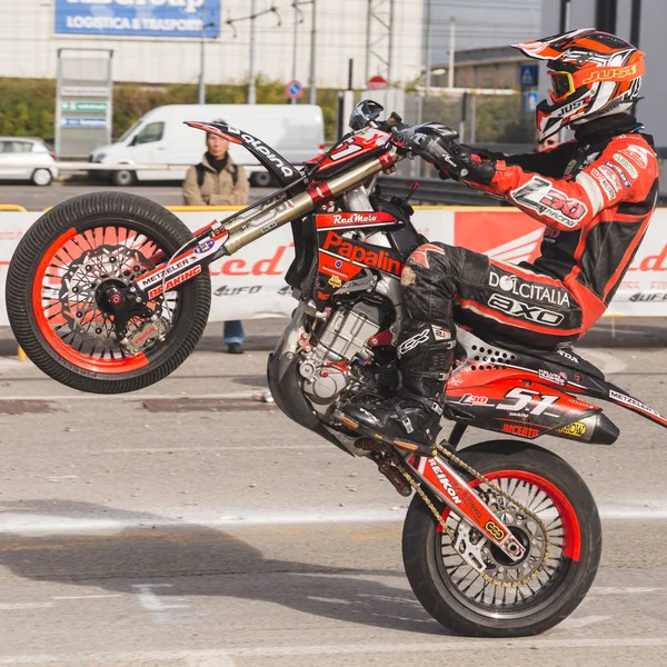 Pilotos de Motocross en la EICMA 2016 en Milán, Italia — Foto de Stock