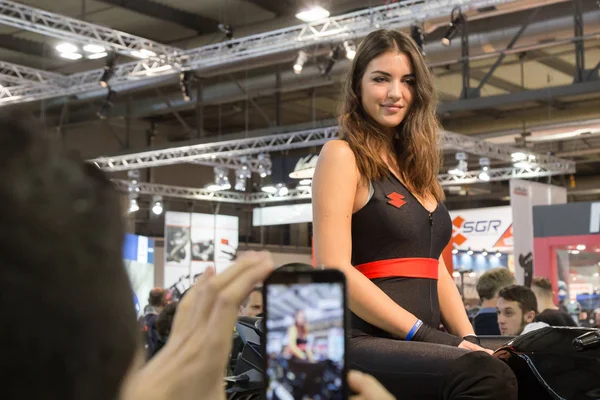 Güzel model, Eicma 2016, Milano, İtalya — Stok fotoğraf