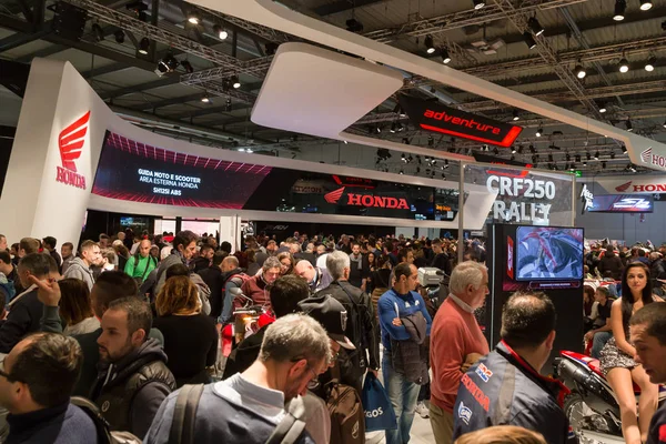 Personas que visitan EICMA 2016 en Milán, Italia —  Fotos de Stock